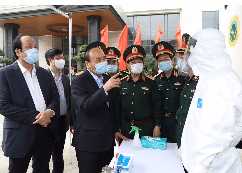 越南政府总理阮春福3月22日下午在国防部军医局检查军队力量的疫情防控准备工作。图自 越通社