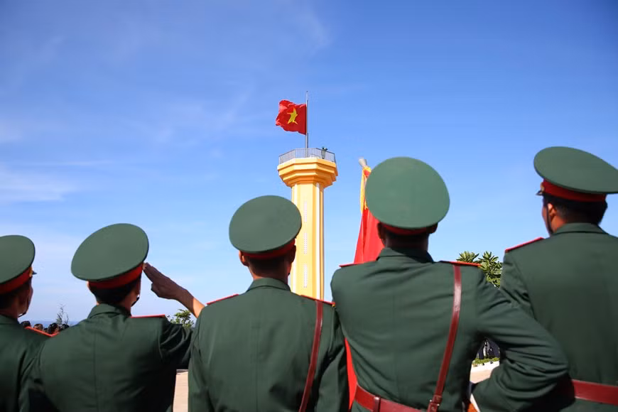 在李山岛执行任务的战士进行升旗仪式。越通社记者 林潘 摄