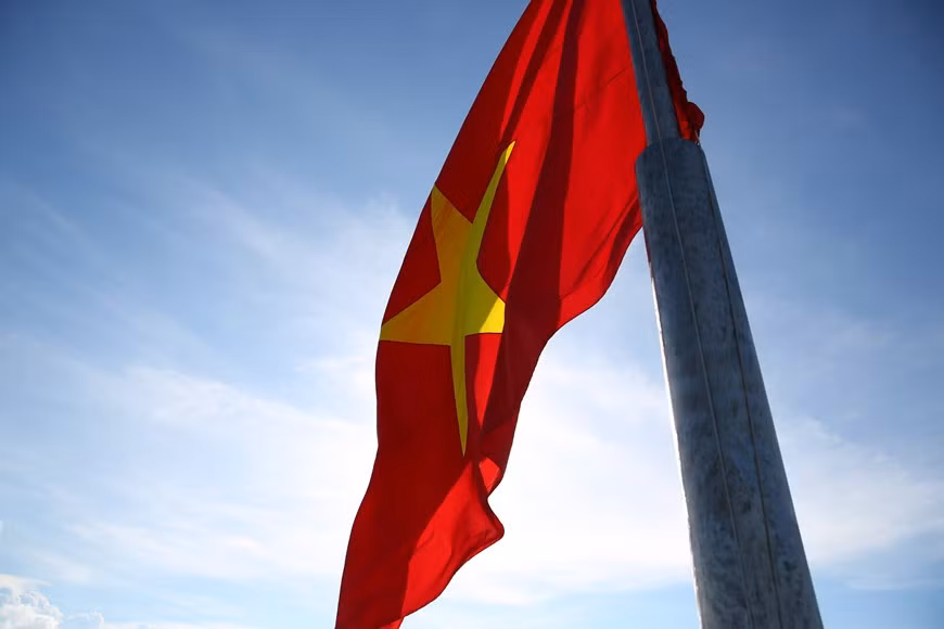 越南国旗在泰来峰上迎风飘扬。越通社记者 林潘 摄