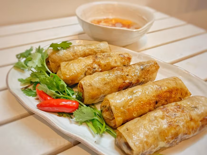 把炸好的春卷放在盘子上。吃的时候蘸上鱼露酱。图片来源：Vietnam+