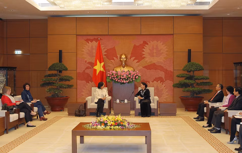 越南国会主席阮氏金银（右）会见加拿大新任驻越南大使平•基特尼克尼（Ping Kitnikone）。越通社记者 文碟 摄