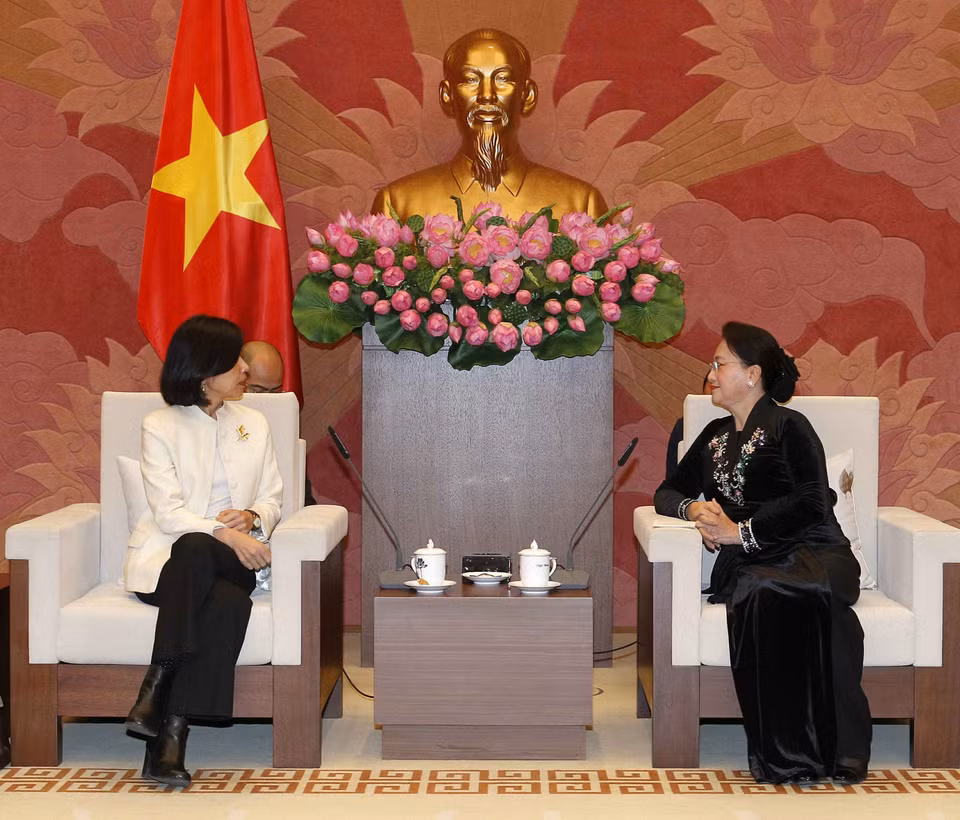 越南国会主席阮氏金银（右）会见加拿大新任驻越南大使平•基特尼克尼（Ping Kitnikone）。越通社记者 文碟 摄