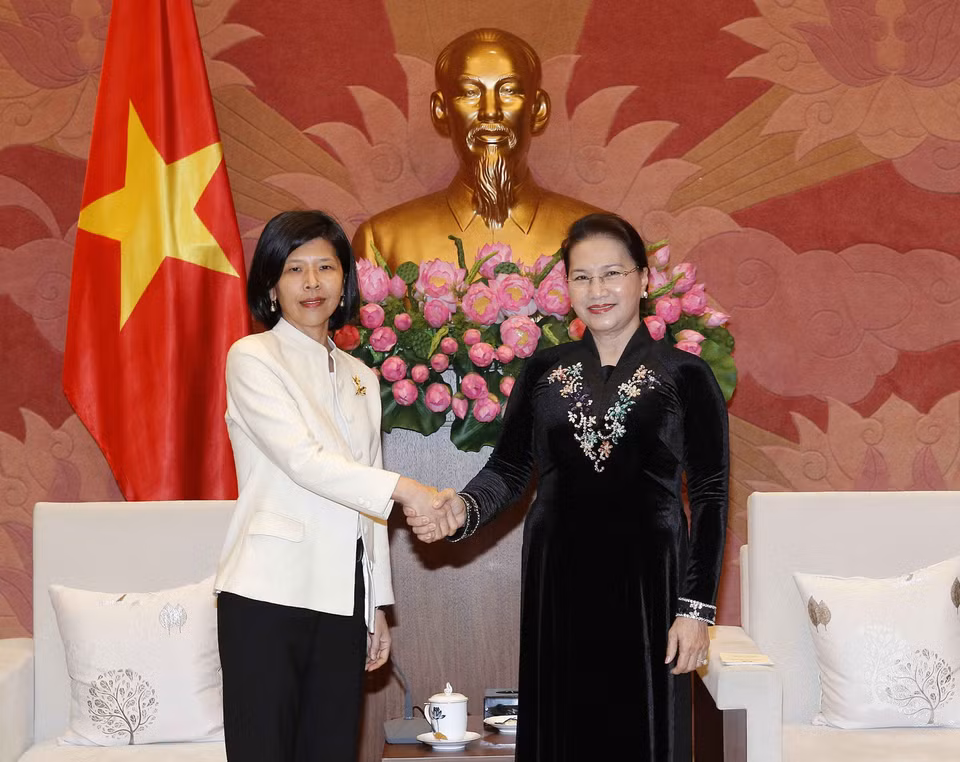 越南国会主席阮氏金银（右）会见加拿大新任驻越南大使平•基特尼克尼（Ping Kitnikone）。越通社记者 文碟 摄