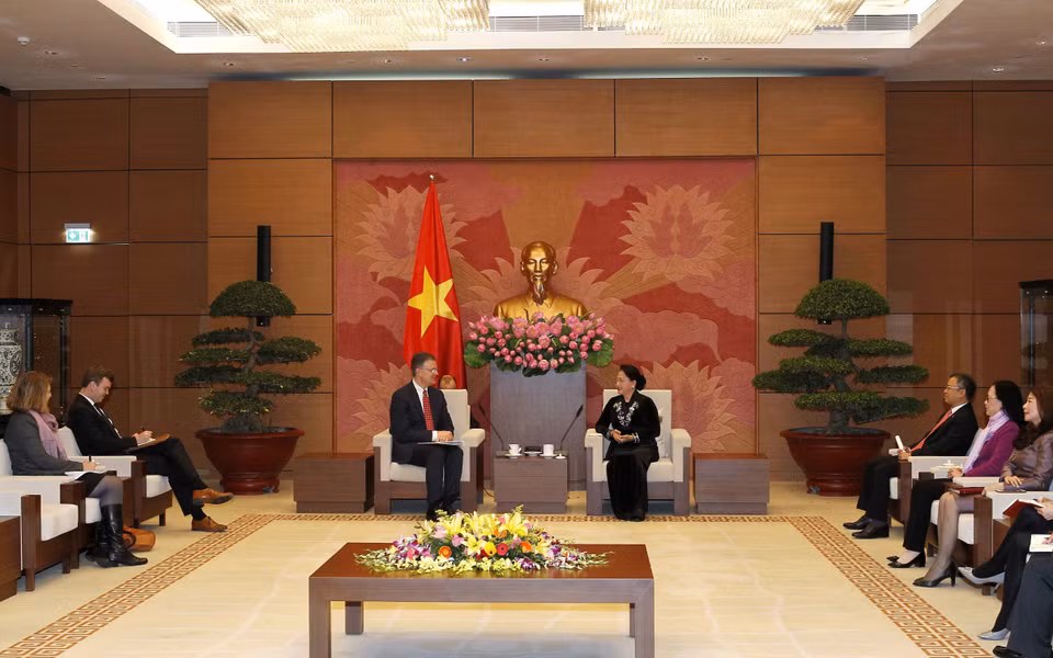 越南国会主席阮氏金银（右）与美国新任驻越南大使丹尼尔·克里滕布林克。越通社记者 文碟 摄
