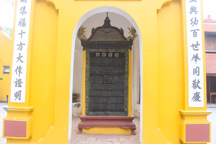 目前，该寺正保留14块石碑。1815年树立的一块石碑上刻着范贵释博士的一篇文章，其中记载了这座寺庙维修工作。图自Vietnam+