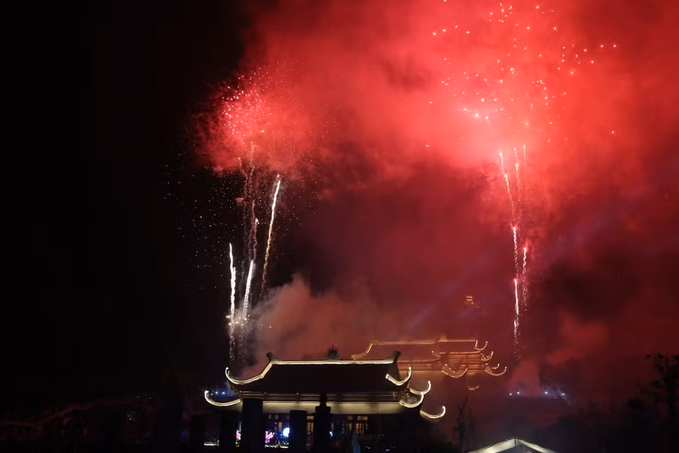 绚丽多彩的烟花照亮夜空。越通社记者 摄
