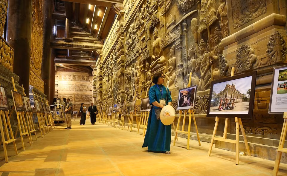  图片展向国内外佛教界人士及游客推介越南佛教文化及风土人情。图自越通社