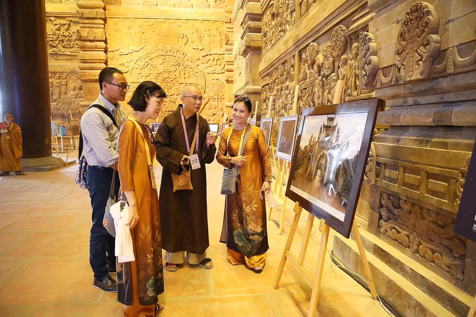 图片展吸引佛教界人士及参观者驻足观看。图自越通社