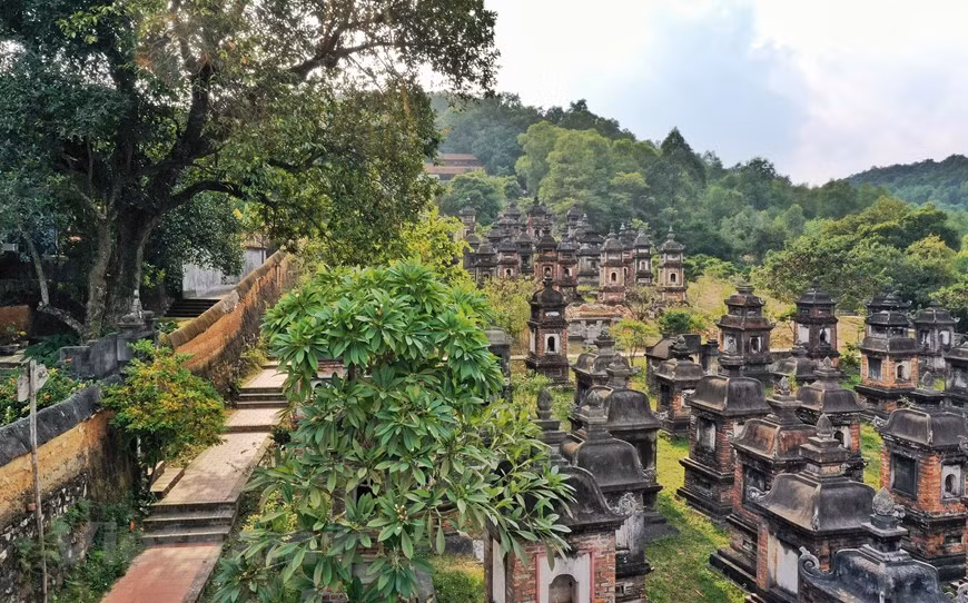 补陀寺是将越南古代传统建筑风格较为完整地保留下来的建筑工程之一。陀寺里有面积近8000平方米的塔园 ，是瘗藏着各位僧尼佛子的舍利和骨灰的地方。每座塔瘗藏着4-26名僧尼佛子的骨灰；塔园之塔高3-5米。各位高僧之塔还更高和更宽大。各座墓塔是按照禅派的严格规定兴建的。图片来源： Vietnam+