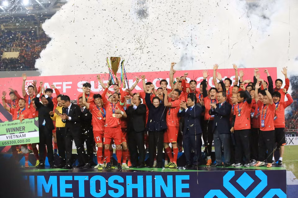 2018年铃木杯东南亚足球锦标赛（AFF Suzuki Cup 2018）决赛次回合12月15日晚在越南河内美亭体育场进行。越南队1比0击败马来西亚队，夺得冠军。越南政府总理阮春福向越南队表示祝贺并颁发冠军杯。图片来源：越通社