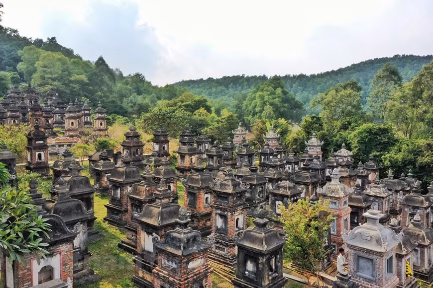 补陀寺塔园里面共有100座塔，被誉为越南古寺中最具规模及最美的塔园之一。瘗藏着1214名僧尼佛子的舍利和骨灰。每座塔瘗藏着4-26名僧尼佛子的骨灰；塔园之塔高3-5米。各位高僧之塔还更高和更宽大。各座墓塔是按照禅派的严格规定兴建的。在3本汉字家谱中记录：塔园只安葬山门派成员。僧人的墓塔上面有放在莲花底座的甘露瓶；尼姑的墓塔顶上有莲花骨朵。 图片来源： Vietnam+