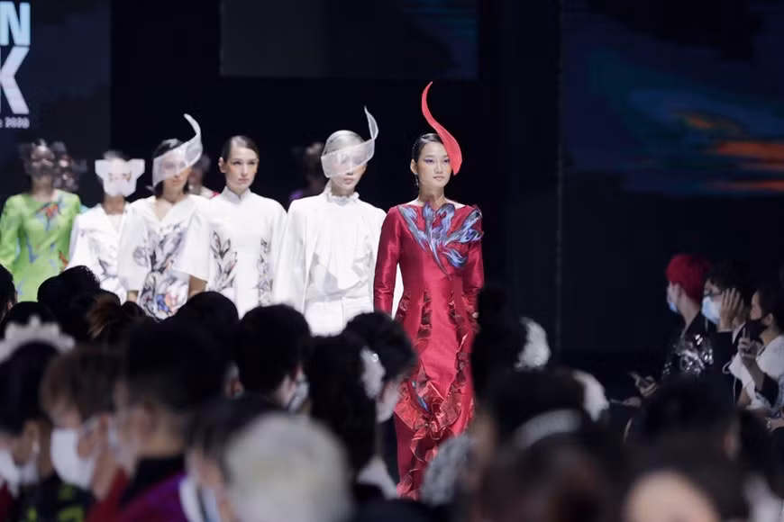 “竞相怒放的花朵”服装集锦。图自 Vietnam+