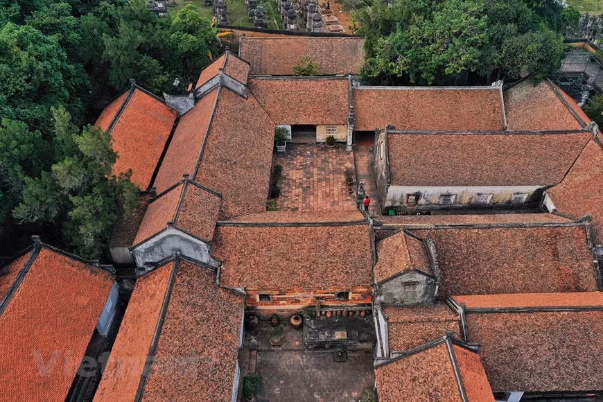 补陀寺是一处遗迹群，包括古寺庙——补陀山（简称补陀寺，补寺或观音寺）；赐恩寺，三德庵（在后黎朝兴建的）。此外，补陀山上还设有石将军祠（即石将军大王——帮助第十六世雄王抗击外来侵略者的人物）。补陀寺是将越南古代传统建筑风格较为完好地保留下来的建筑工程之一，以“内通外闭”原则营造出十分幽静庄严的氛围。图片来源： Vietnam+