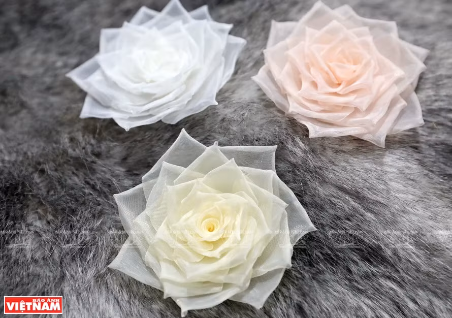 花朵胸针的样式和颜色较为丰富。图片来源：越通社/越南画报