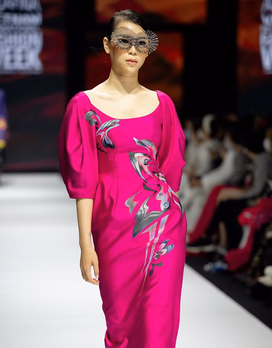 “竞相怒放的花朵”服装集锦。图自 Vietnam+