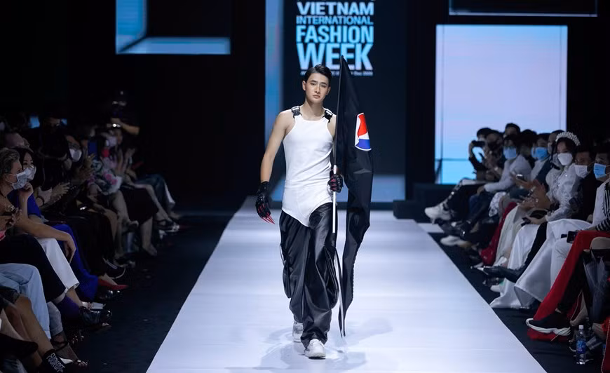 “The new black”服装集锦。图自 Vietnam+