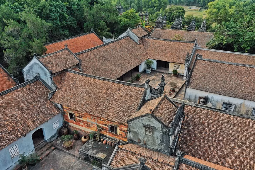 补陀寺靠山面水，景色和空间幽静。补陀寺是将越南古代传统建筑风格较为完好地保留下来的建筑工程之一。该寺布局分为三大区域，即院子、内寺和塔园。其中，内寺就是于后黎时期建设的赐恩寺；千年塔园里林立着数百个墓塔，瘗藏着1214名僧尼佛子的舍利和骨灰。补陀寺塔园因此被誉为越南最具规模的塔园 。