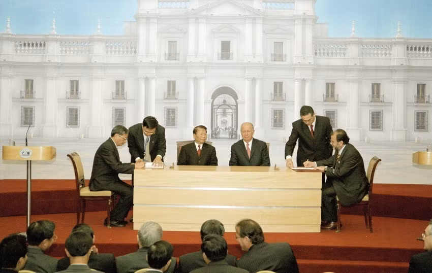 2004年，越南国家主席陈德良与智利总统里卡多•拉戈斯•埃斯科瓦尔（Ricardo Lagos）共同见证两国若干合作协议的签署。图自越通社