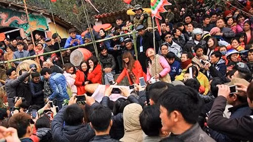 许多游客与吉祥物合影留念（图片来源：《人民军队报》）