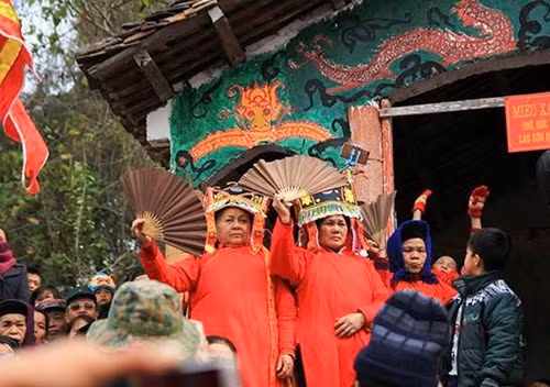 两位高龄妇女通过扇子舞迎接吉祥物（图片来源：《人民军队报》）