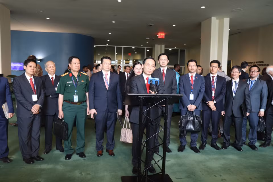  越南外交部副部长在当选后接受媒体记者的采访。越通社驻美国记者 摄