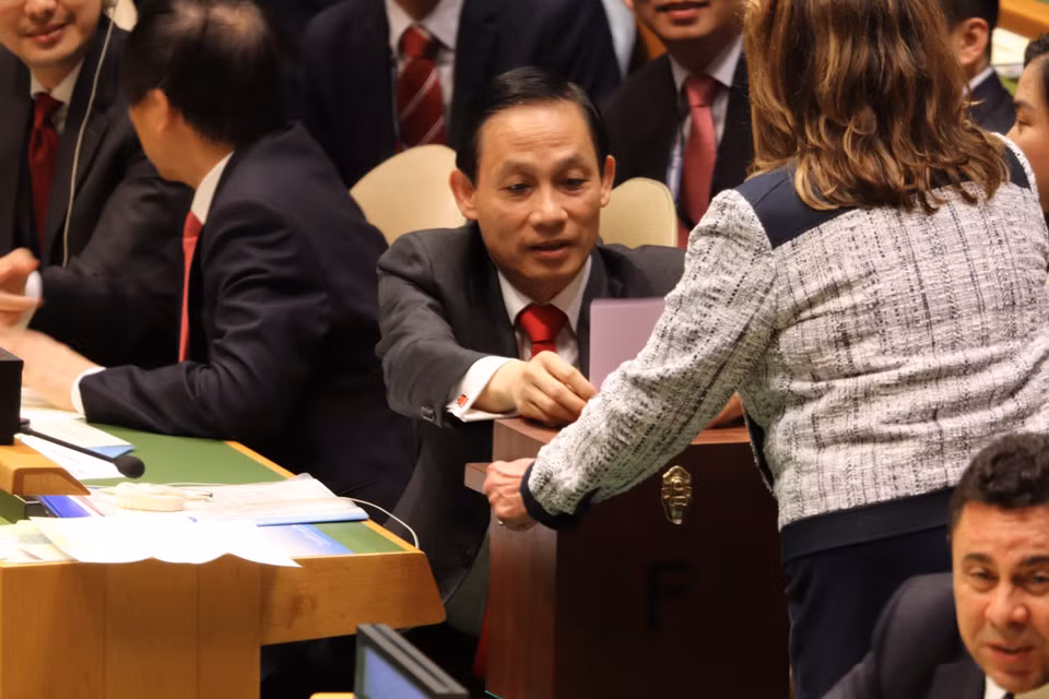  越南代表对选举进行投票。越通社驻美国记者 摄