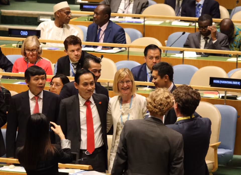  各国驻联合国代表团代表祝贺越南。越通社驻美国记者 摄