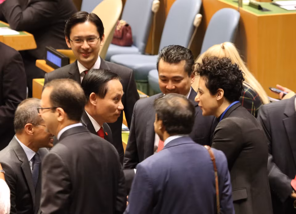  各国驻联合国代表团代表祝贺越南。越通社驻美国记者 摄
