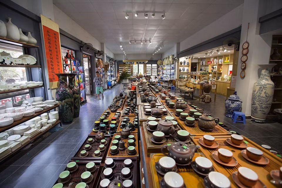 陶瓷店铺。图自越通社