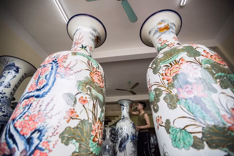除了传统产品之外，为了满足越南人有关日用陶瓷产品的要求，各陶瓷厂生产的陶瓷制品主要是各种碗碟、杯壶、瓶器、香炉、建筑用陶瓷、绝缘体等产品。图自越通社