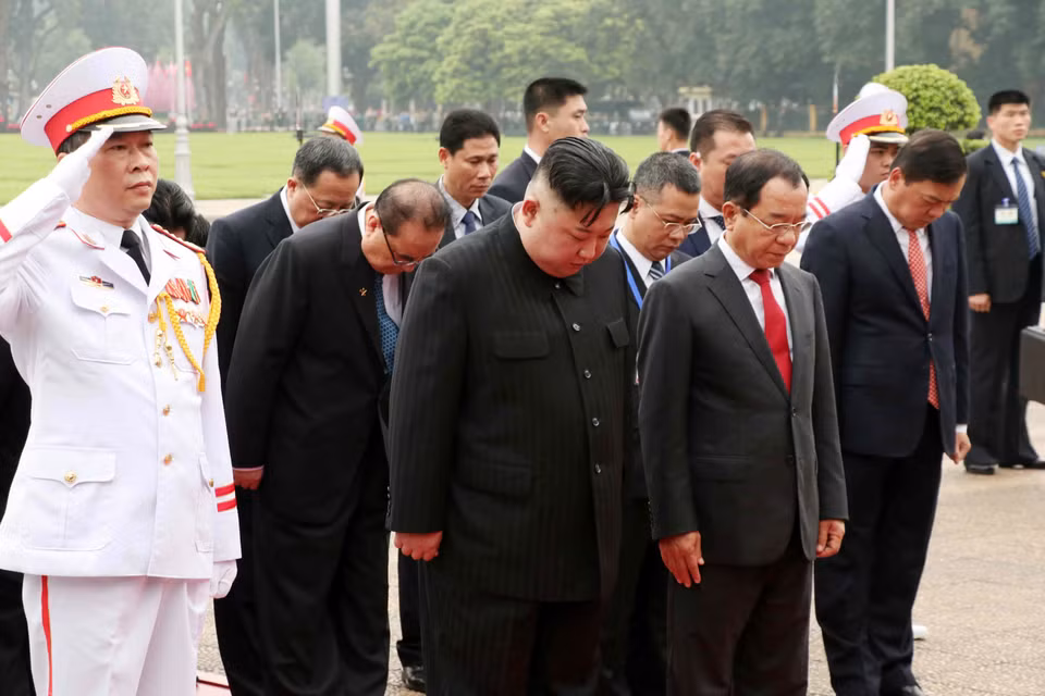 朝鲜最高领导人金正恩一行已到胡志明主席陵墓拜谒和敬献花圈。图自越通社