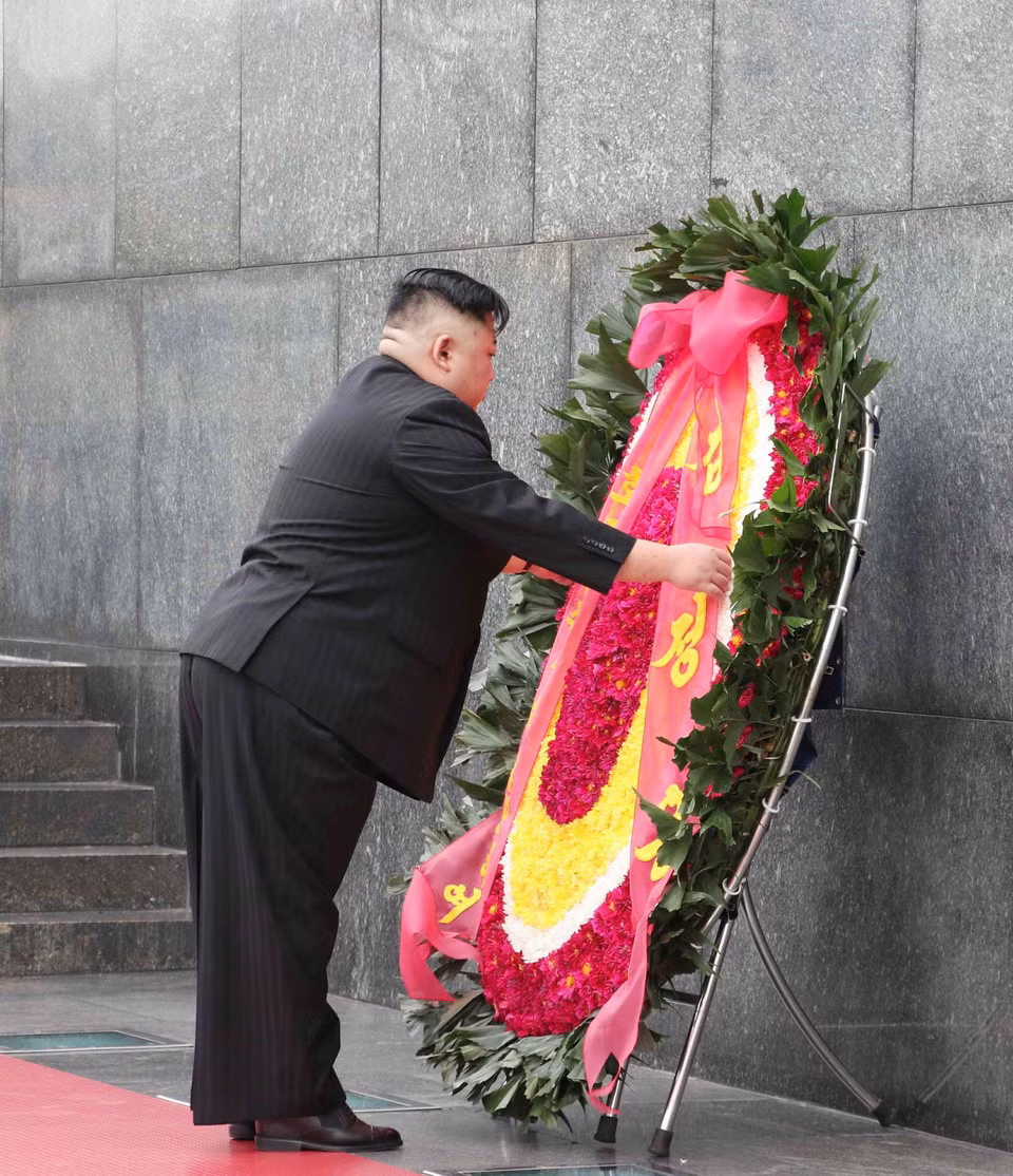 朝鲜最高领导人金正恩一行已到胡志明主席陵墓拜谒和敬献花圈。图自越通社