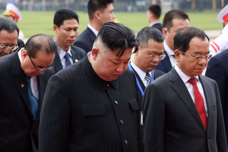 朝鲜最高领导人金正恩一行已到胡志明主席陵墓拜谒和敬献花圈。图自越通社