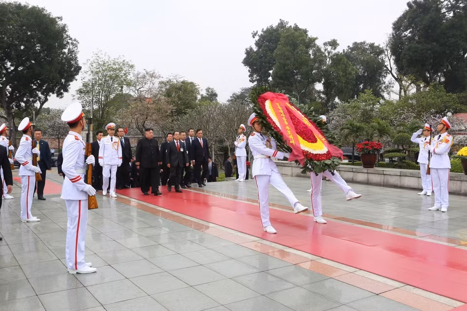 朝鲜最高领导人金正恩一行前往英雄烈士纪念碑敬献花圈。图自越通社