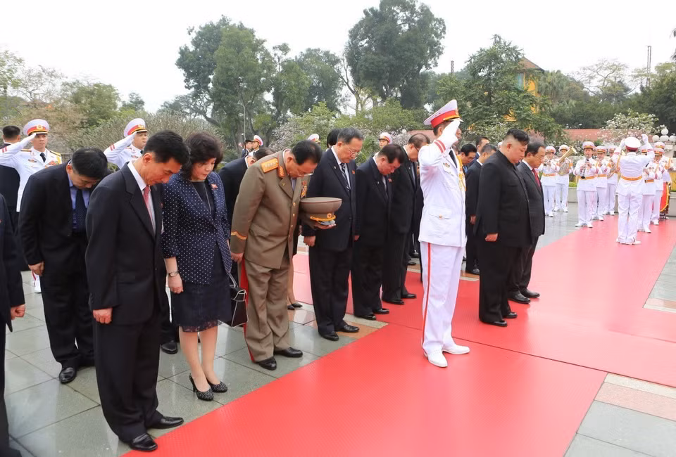 朝鲜最高领导人金正恩一行前往英雄烈士纪念碑敬献花圈。图自越通社