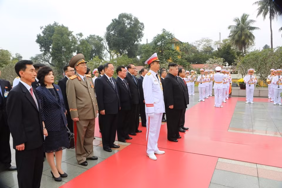 朝鲜最高领导人金正恩一行前往英雄烈士纪念碑敬献花圈。图自越通社