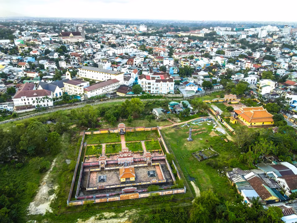 育德陵（又称安陵）位于顺化市安就坊，距离市中心约2公里，是越南阮朝第五代皇帝育德帝的陵墓。图自vnexpress.net