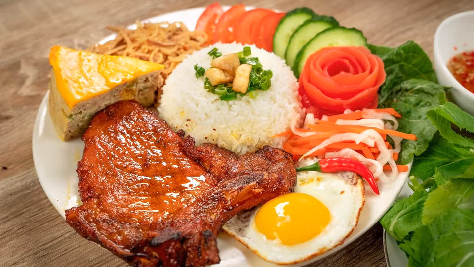 图为备受食客青睐的一盘碎米饭。图自越通社