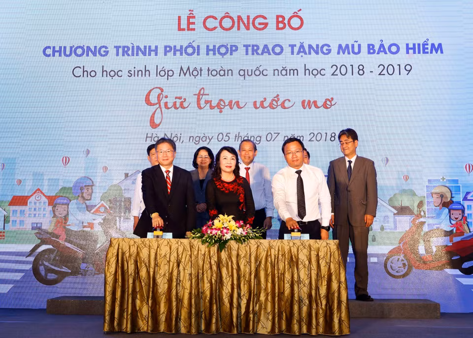 越南政府副总理张和平与国家副主席邓氏玉盛出席启动仪式。越通社记者尹晋 摄