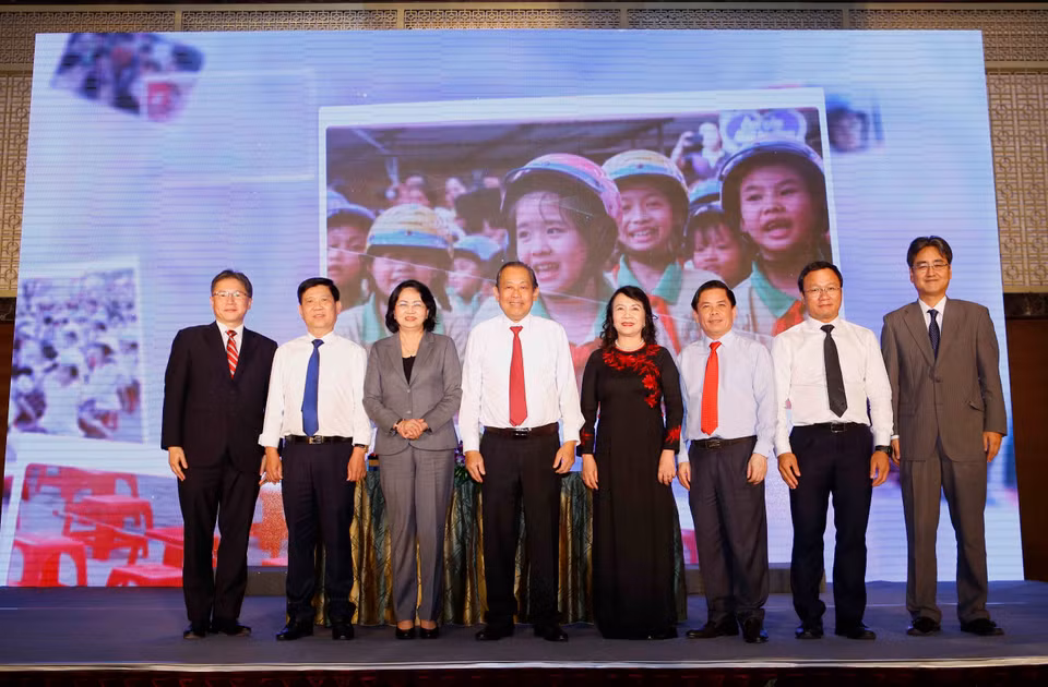 越南政府副总理张和平与国家副主席邓氏玉盛同各位代表合影 （越通社记者尹晋 摄）