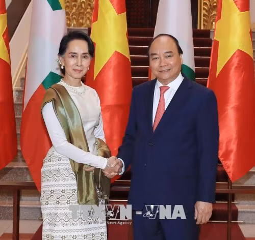 政府总理阮春福（右）与缅甸国家顾问兼外交部长昂山素季（Aung San Suu Kyi）。越通社记者 统一 摄
