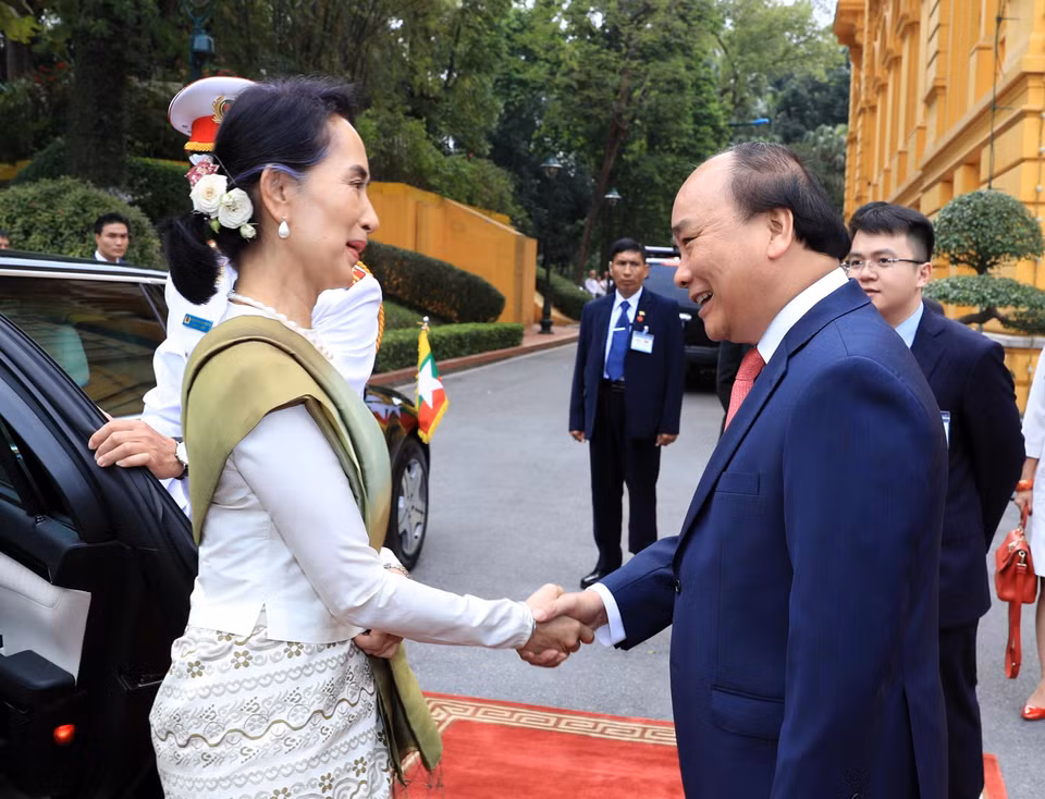 越南政府总理阮春福迎接缅甸国家顾问兼外交部长昂山素季（Aung San Suu Kyi）。越通社记者 统一 摄