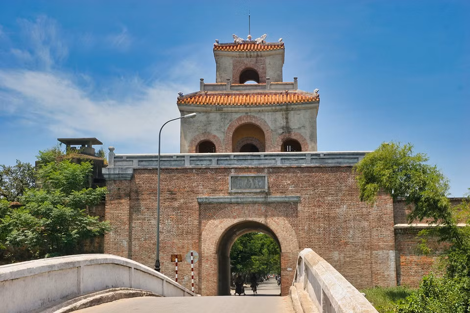 西南门位于顺化古城西南面处，又称右门。拱门于1809年建设，上面的望楼于1829年建设。图自thanhnien.vn