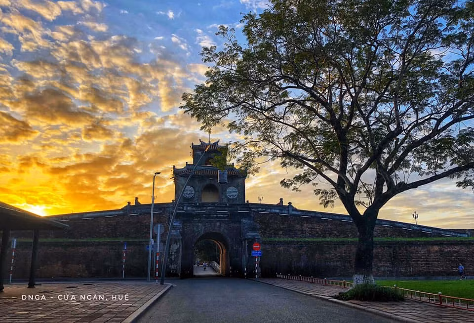 体仁门左边为旗台和午门。图自baothuathienhue.vn