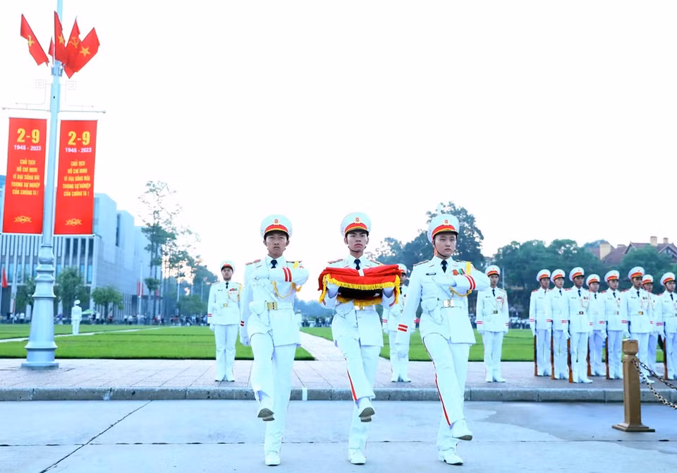  标兵举着国旗走向国旗台即将进行升旗仪式。 图自 越通社