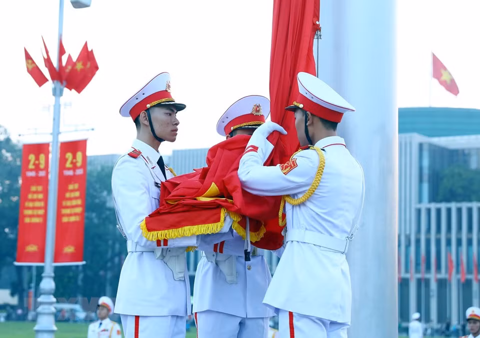 河内市巴亭广场上的升旗仪式在庄严的气氛中举行。图自 越通社