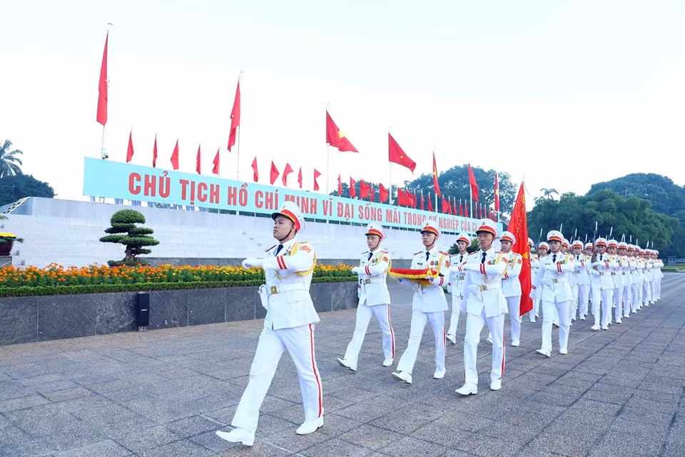 升旗仪式结束后，标兵力量在胡志明主席陵前游行。 图自 越通社