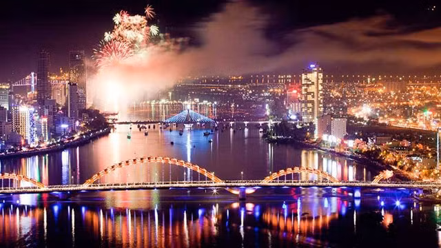 2017年越南岘港国际烟花节吸引越南、中国、澳大利亚、英国、奥地利、日本、意大利和瑞士8个烟花队参加。（图片来源：《人民报网》）