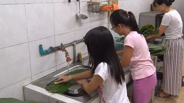 ​旅居泰国越南人精心准备包粽子的原料（图片来源：人民报）