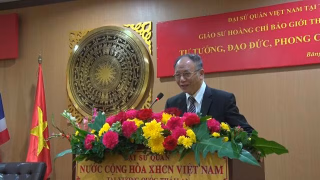 前中央理论委员会委员黄志宝​同侨胞们交谈（图片来源：人民报）